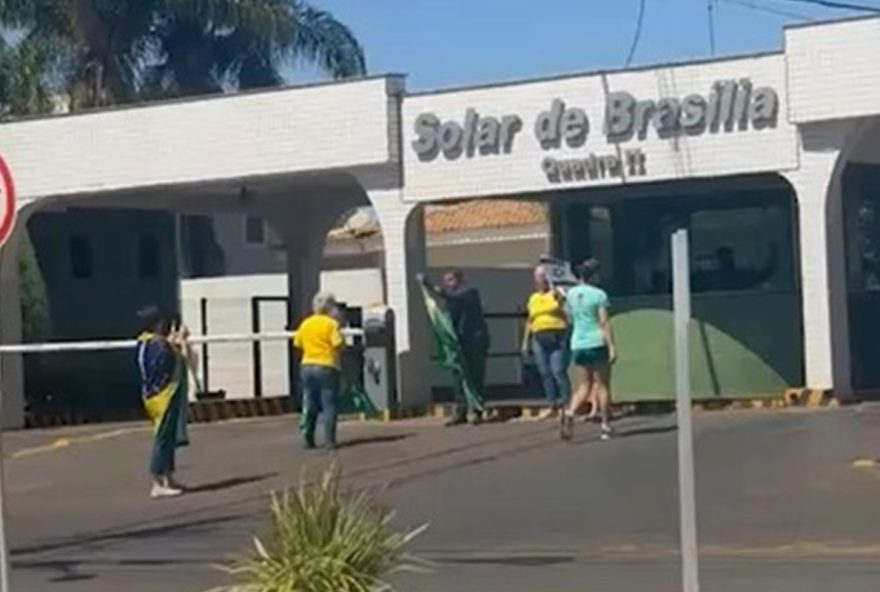 apoiadores-se-reunem-na-frente-de-condominio-de-bolsonaro-pedindo-anistia