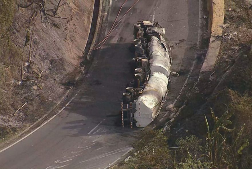 apos-explosao-de-caminhao-tanque-na-serra-das-araras2C-pista-e-liberada-apos-21-horas-de-bloqueio