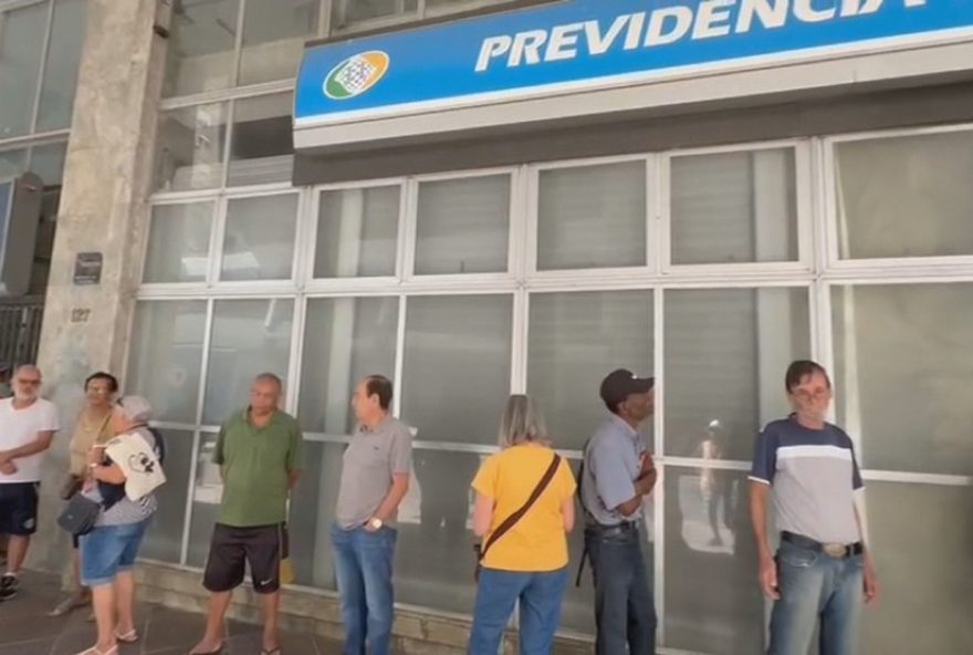 aposentados-em-porto-alegre-frustrados-com-fechamento-de-agencias-do-inss aposentados-em-porto-alegre-frustrados-com-fechamento-de-agencias-do-inss