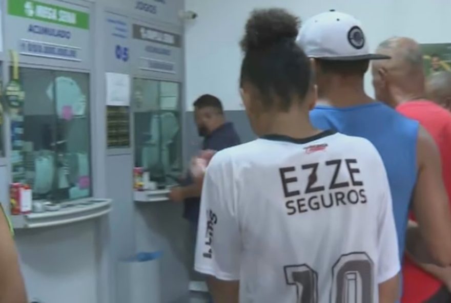 apostadores-ansiosos-se-preparam-para-mega-da-virada-em-loterica-de-curitiba3A-premio-de-r24-1-bilhao-em-jogo apostadores-ansiosos-se-preparam-para-mega-da-virada-em-loterica-de-curitiba3A-premio-de-r24-1-bilhao-em-jogo