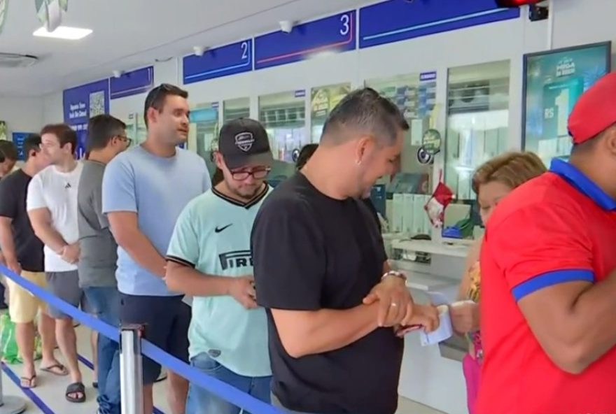 apostadores-de-fortaleza-correm-para-lotericas-na-vespera-da-mega-da-virada-20253A-premio-recorde-de-r241-bilhao-desperta-frenesi apostadores-de-fortaleza-correm-para-lotericas-na-vespera-da-mega-da-virada-20253A-premio-recorde-de-r241-bilhao-desperta-frenesi