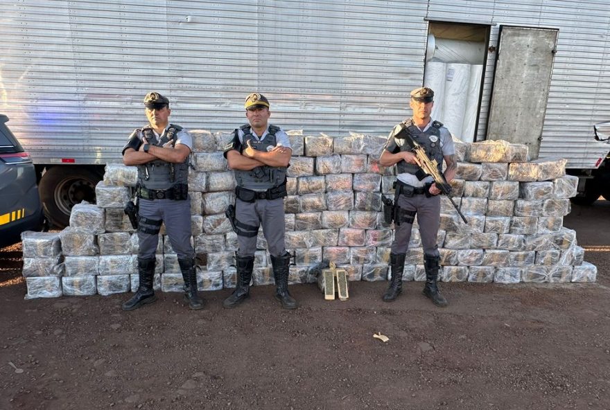 apreensao-de-1-tonelada-de-maconha-em-carga-de-tecidos-em-caminhao-na-sp-2703A-policia-federal-investiga-e-conta-com-apoio-da-comunidade