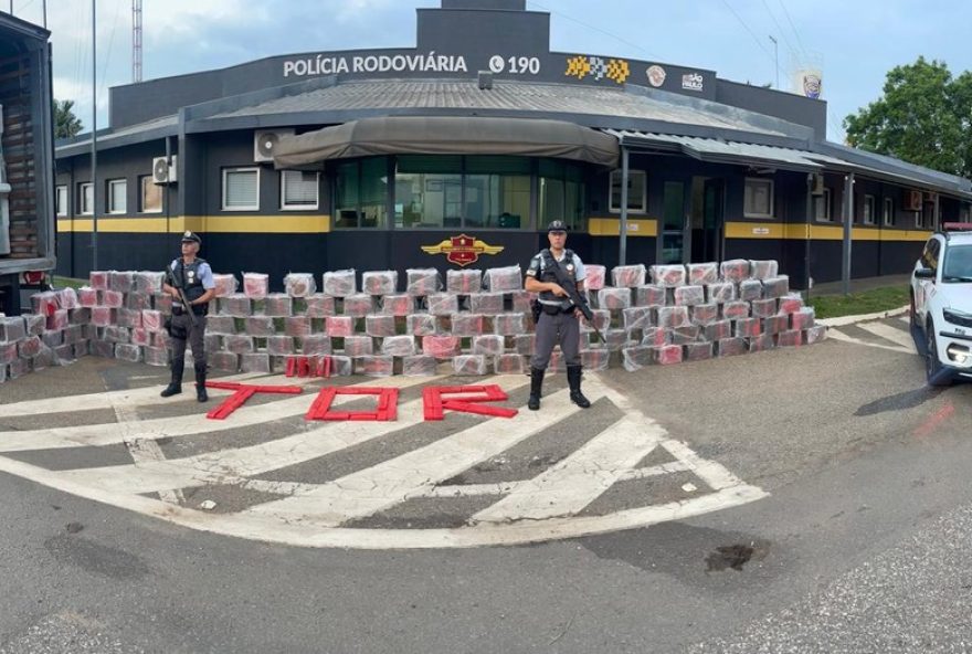 apreensao-de-12C5-tonelada-de-maconha-em-carga-de-refrigeracao-em-itapetininga3A-policia-age-com-rapidez-e-eficacia