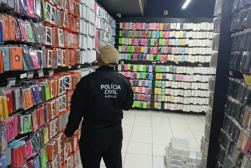 apreensao-de-16-mil-capinhas-falsificadas-alerta-para-comercio-ilegal-em-curitiba