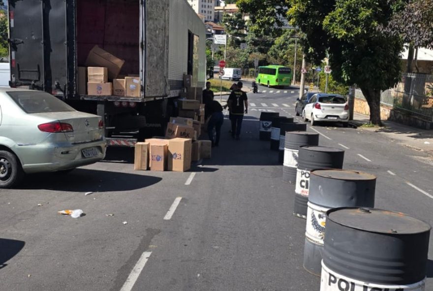 apreensao-de-398-mil-macos-de-cigarros-contrabandeados-em-curvelo