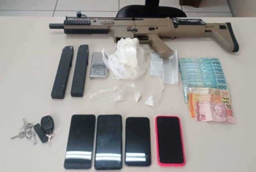 apreensao-de-carabina2C-drogas-e-dinheiro-em-ponto-de-trafico-na-bahia3A-acao-policial-revela-arsenal-ilicito-em-serrinha