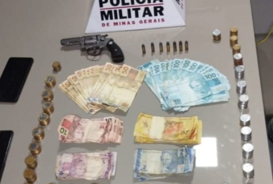 apreensao-de-drogas-e-mais-de-r243.700-apos-denuncia-de-ameaca-com-arma-em-porteirinha