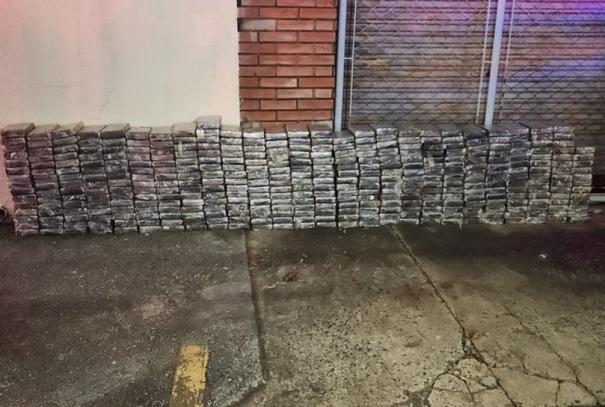 apreensao-historica-de-mais-de-400-kg-de-cocaina-em-caminhao-na-sp-3102C-em-rio-claro-sp