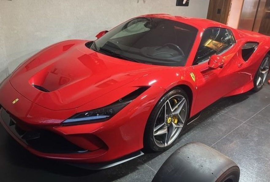 apreensoes-da-pf-contra-fraudes-no-inss3A-ferrari-e-replica-de-carro-de-f1-entre-os-bens-confiscados
