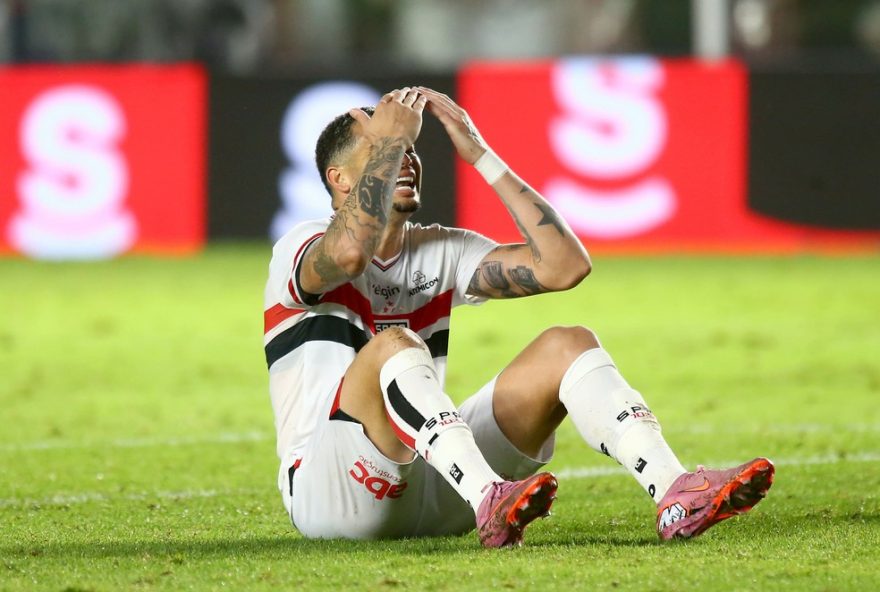 SP - SANTOS - 08/11/2025 - BRASILEIRO A 2025, SAO PAULO X BRAGANTINO - Luciano jogador do Sao Paulo lamenta durante partida contra o Bragantino no estadio Vila Belmiro pelo campeonato Brasileiro A 2025. Foto: Mauricio De Souza/AGIF