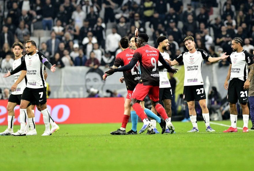 arbitragem-polemica-marca-confronto-entre-athletico-e-corinthians-na-copa-do-brasil