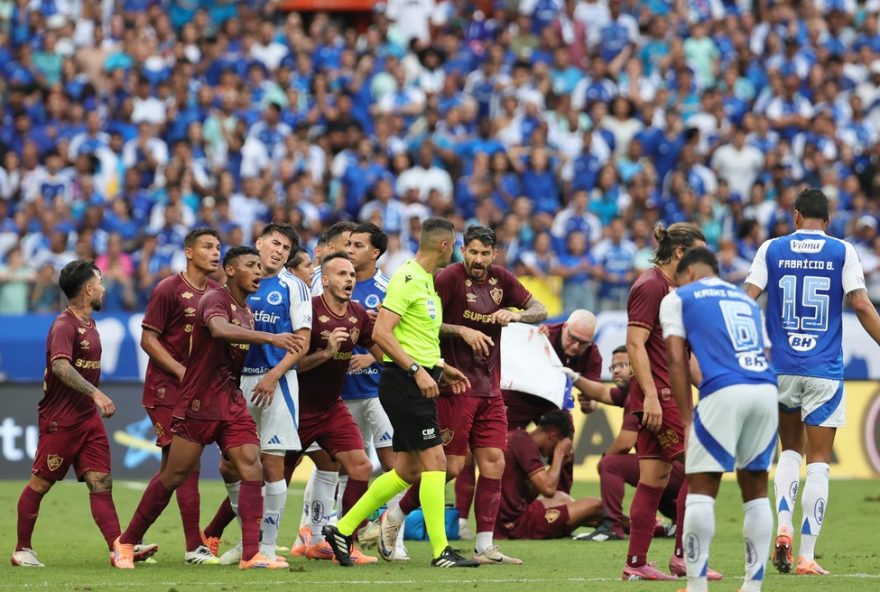 MG - BELO HORIZONTE - 09/11/2025 - BRASILEIRO A 2025, CRUZEIRO X FLUMINENSE - O arbitro Rodrigo Jose Pereira de Lima
 durante partida entre Cruzeiro e Fluminense no estadio Mineirao pelo campeonato Brasileiro A 2025. Foto: Gilson Lobo/AGIF