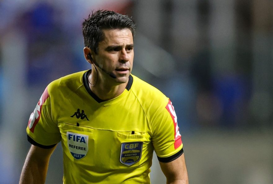 MG - BELO HORIZONTE - 22/04/2023 - BRASILEIRO A 2023, CRUZEIRO X GREMIO - O arbitro Flavio Rodrigues de Souza durante partida entre Cruzeiro e Gremio no estadio Independencia pelo campeonato BRASILEIRO A 2023. Foto: Gilson Junio/AGIF