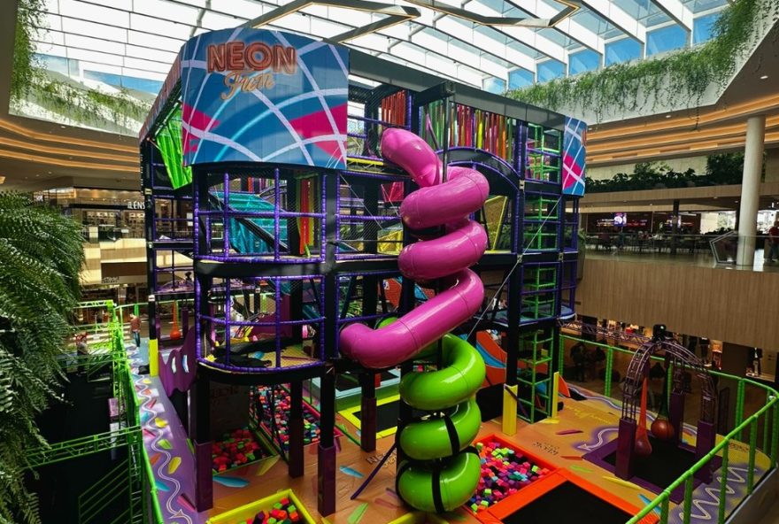 arena-neon-fun3A-parque-indoor-no-jockey-plaza-shopping-com-estrutura-colorida-e-cheia-de-luz-para-ferias-de-inverno