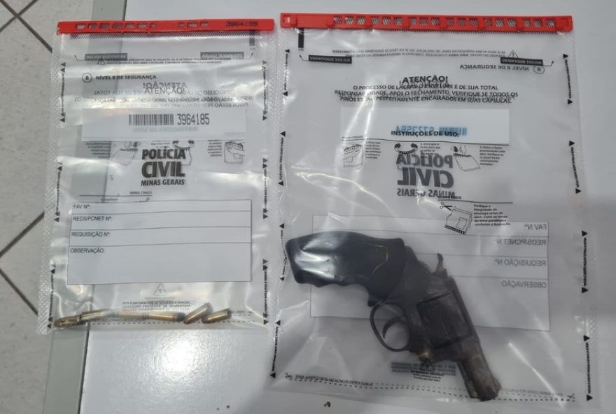 arma-de-fogo-e-encontrada-em-buraco-na-parede-de-banheiro-em-governador-valadares3A-confira-detalhes arma-de-fogo-e-encontrada-em-buraco-na-parede-de-banheiro-em-governador-valadares3A-confira-detalhes