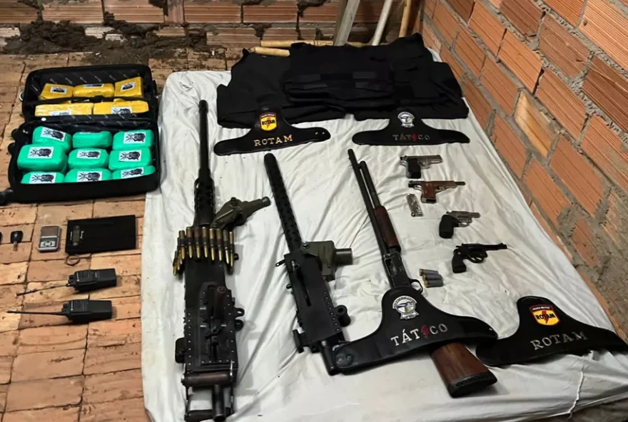 Armas foram apreendidas após confronto em chácara. (Foto: DIvulgação/PM)