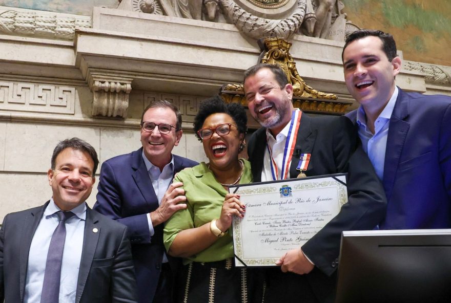arquiteto-miguel-pinto-guimaraes-recebe-medalha-pedro-ernesto-em-homenagem-emocionante-e-marcada-pelo-samba