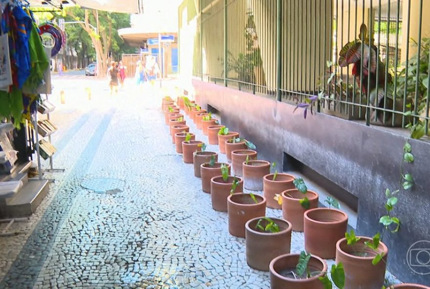 arquitetura-hostil-no-rio3A-vasos-e-jardineiras-ocupam-calcadas2C-mpf-e-defensoria-agem arquitetura-hostil-no-rio3A-vasos-e-jardineiras-ocupam-calcadas2C-mpf-e-defensoria-agem