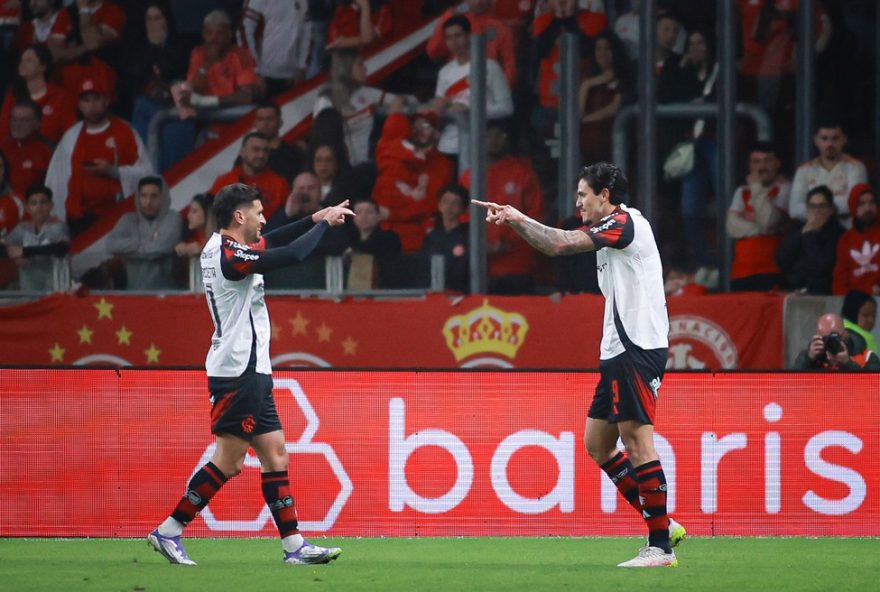 RS - PORTO ALEGRE - 17/08/2025 - BRASILEIRO A 2025, INTERNACIONAL X FLAMENGO - Pedro jogador do Flamengo comemora seu gol com Giorgian De Arrascaeta jogador da sua equipe durante partida contra o Internacional no estadio Beira-Rio pelo campeonato Brasileiro A 2025. Foto: Maxi Franzoi/AGIF