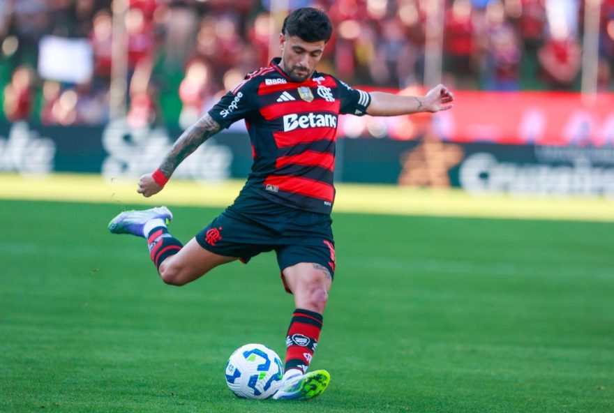 RS - CAXIAS DO SUL - 14/09/2025 - BRASILEIRO A 2025, JUVENTUDE X FLAMENGO - Arrascaeta jogador do Flamengo durante partida contra o Juventude no estadio Alfredo Jaconi pelo campeonato Brasileiro A 2025. Foto: Luiz Erbes/AGIF