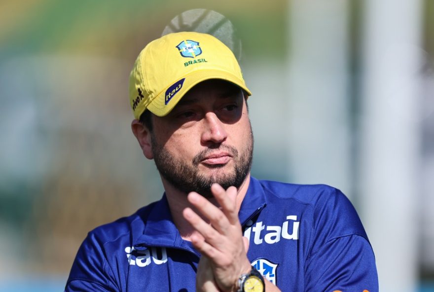 arthur-elias-aposta-no-crescimento-e-foca-na-vitoria-na-copa-america-feminina-20253A-22responsabilidade-de-vencer22