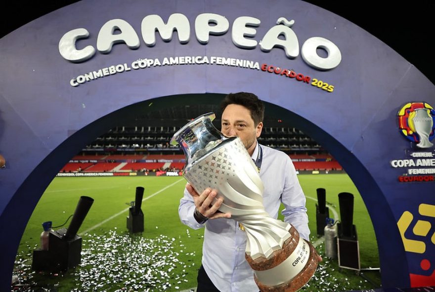 arthur-elias2C-tecnico-da-selecao-brasileira2C-indicado-a-melhor-tecnico-de-futebol-feminino-na-bola-de-ouro-2025