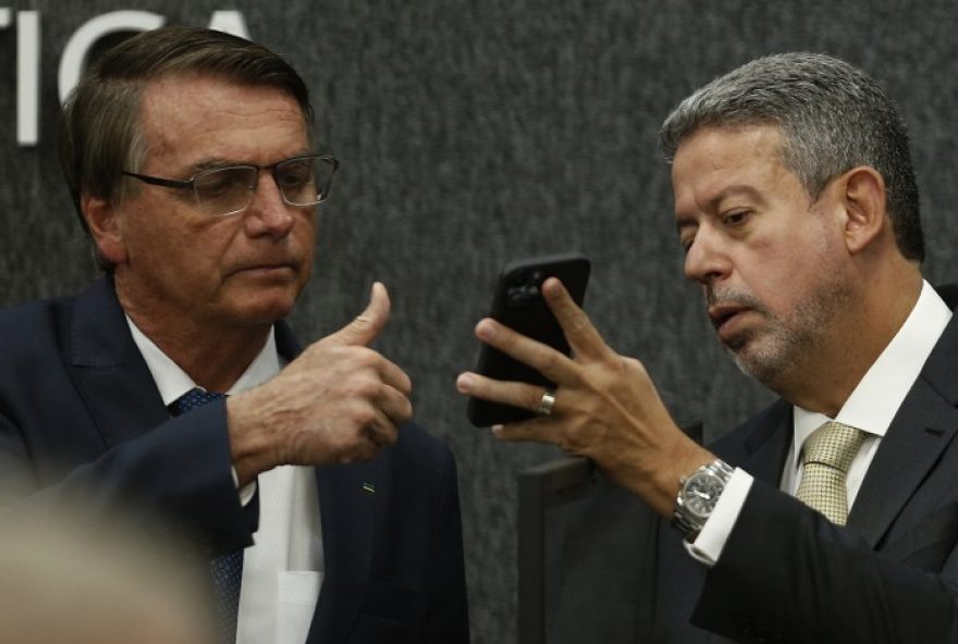 arthur-lira-se-aproxima-de-bolsonaro-sem-se-distanciar-de-lula-na-corrida-ao-senado-em-alagoas arthur-lira-se-aproxima-de-bolsonaro-sem-se-distanciar-de-lula-na-corrida-ao-senado-em-alagoas
