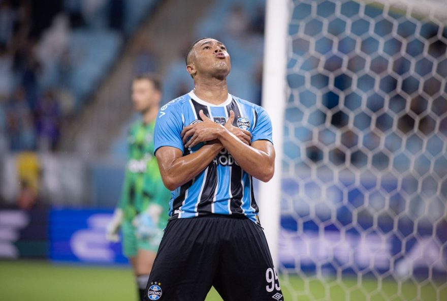 artilheiro-carlos-vinicius-brilha-com-hat-trick-e-sonha-com-selecao-brasileira RS - PORTO ALEGRE - 04/02/2026 - BRASILEIRO A 2026, GREMIO X BOTAFOGO - Carlos Vinicius jogador do Gremio comemora seu gol durante partida contra o Botafogo no estadio Arena do Gremio pelo campeonato Brasileiro A 2026. Foto: Maxi Franzoi/AGIF