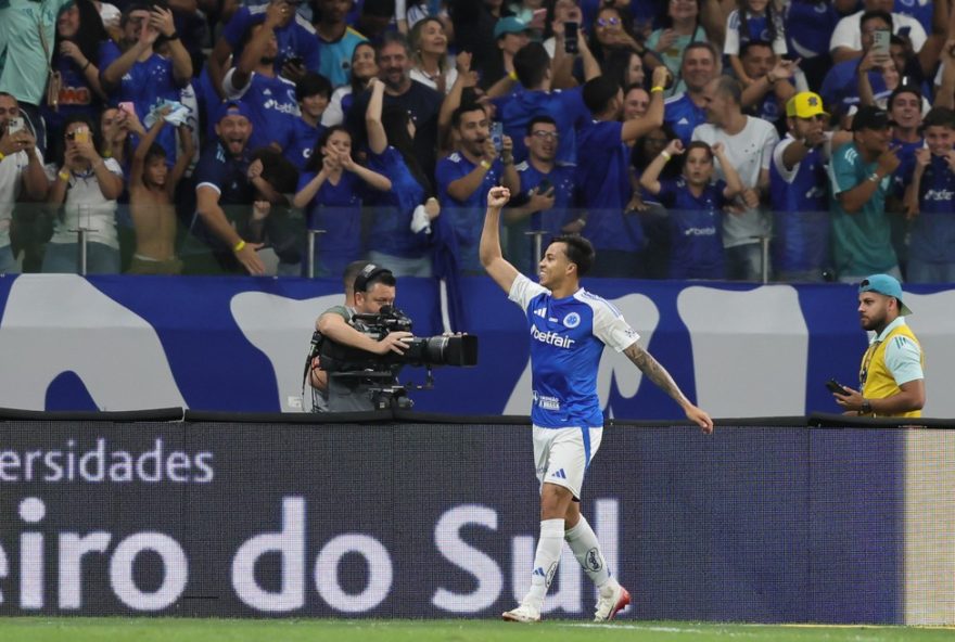 MG - BELO HORIZONTE - 23/08/2025 - BRASILEIRO A 2025, CRUZEIRO X INTERNACIONAL - Kaio Jorge jogador do Cruzeiro comemora seu gol durante partida contra o Internacional no estadio Mineirao pelo campeonato Brasileiro A 2025. Foto: Gilson Lobo/AGIF