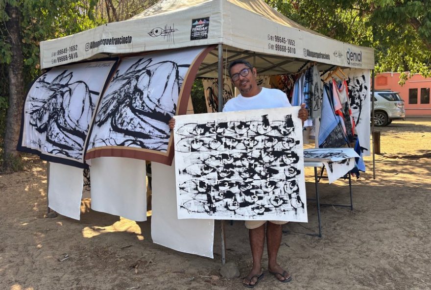 artista-de-fernando-de-noronha-vende-telas-na-praia-para-turistas-do-mundo-todo artista-de-fernando-de-noronha-vende-telas-na-praia-para-turistas-do-mundo-todo
