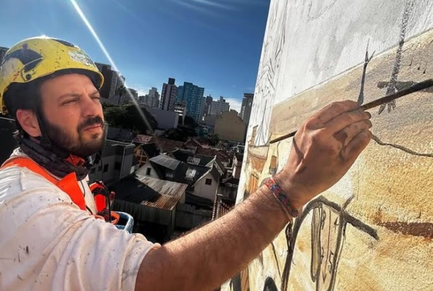 artista-mundano-sofre-acidente-em-guindaste-durante-pintura-de-mural-no-centro-de-sp3A-ativista-pinta-obra-critica-antes-de-incidente