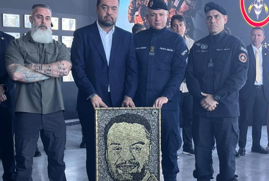 artista-presenteia-governador-do-rio-com-quadro-de-capsulas-de-municao