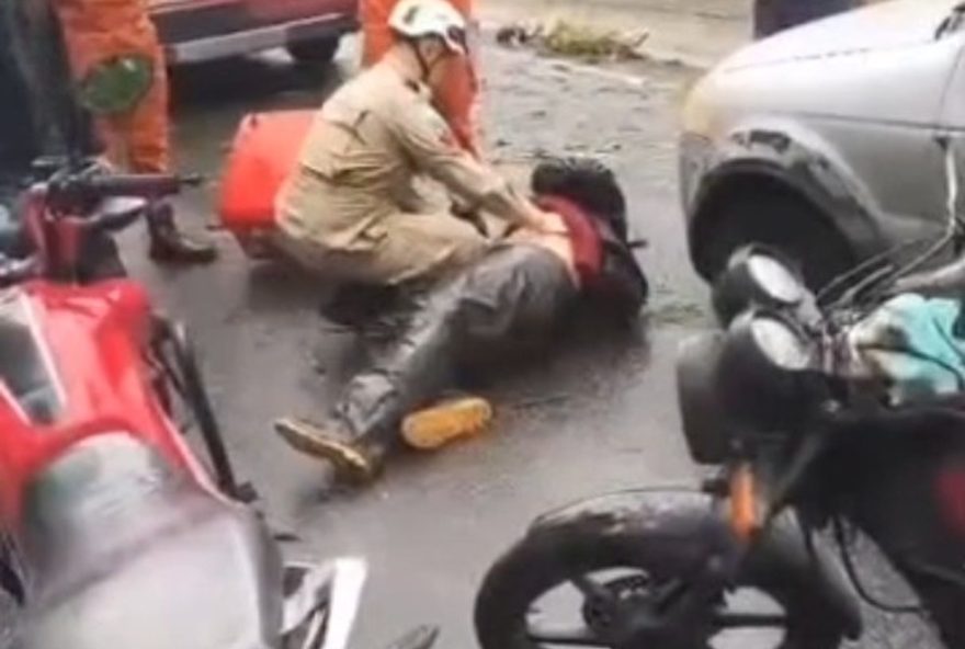 arvore-cai-e-atinge-motoboy-na-saida-do-tunel-acustico3A-veja-o-video