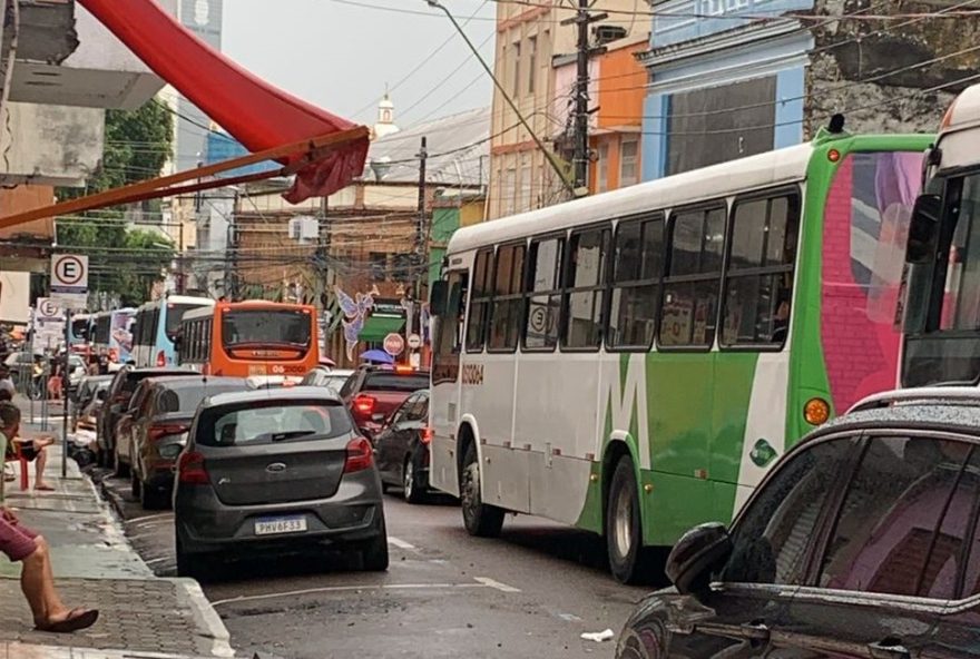 arvore-cai-e-bloqueia-avenida-epaminondas-em-manaus3A-trafego-comprometido-e-rotas-alternativas-recomendadas