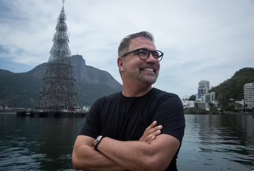 arvore-de-natal-da-lagoa-cenografo-orleans-de-sa-surpreende-com-decoracao-inspirada-em-van-gogh-e-bandeira-nacional arvore-de-natal-da-lagoa-cenografo-orleans-de-sa-surpreende-com-decoracao-inspirada-em-van-gogh-e-bandeira-nacional