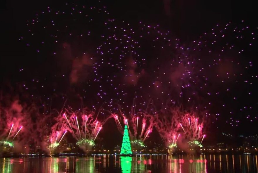 arvore-de-natal-da-lagoa-esta-de-volta-com-mais-brilho-e-encanto-em-2021 arvore-de-natal-da-lagoa-esta-de-volta-com-mais-brilho-e-encanto-em-2021