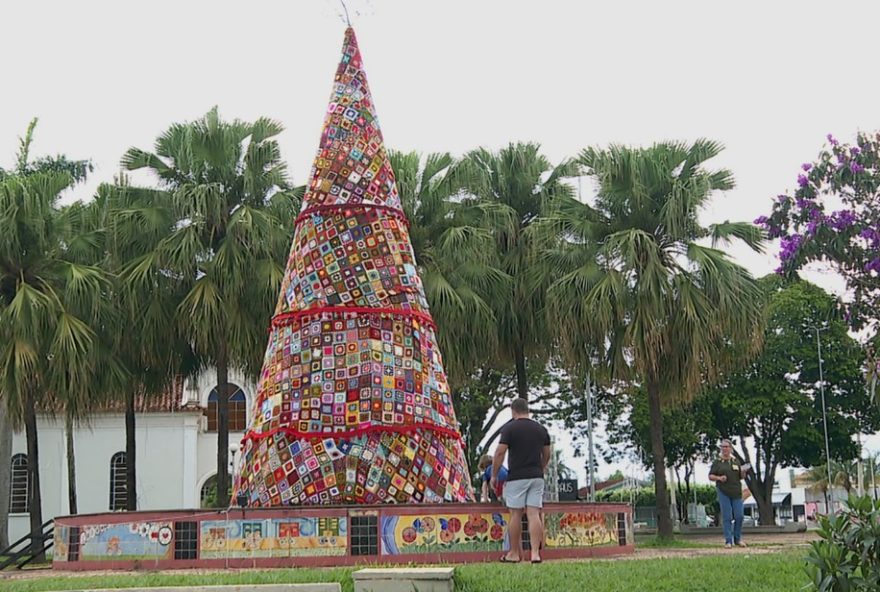 arvore-de-natal-de-croche-de-72C5-metros3A-projeto-coletivo-em-pradopolis-sp-une-geracoes-em-decoracao-especial arvore-de-natal-de-croche-de-72C5-metros3A-projeto-coletivo-em-pradopolis-sp-une-geracoes-em-decoracao-especial