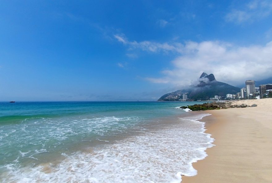 as-25-melhores-praias-de-20253A-ipanema-e-muro-alto-no-brasil2C-elafonissi-na-grecia