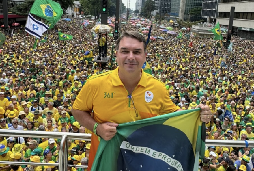 as-diferencas-entre-os-privilegios-dos-filhos-de-politicos3A-lulinha-e-flavio-bolsonaro as-diferencas-entre-os-privilegios-dos-filhos-de-politicos3A-lulinha-e-flavio-bolsonaro