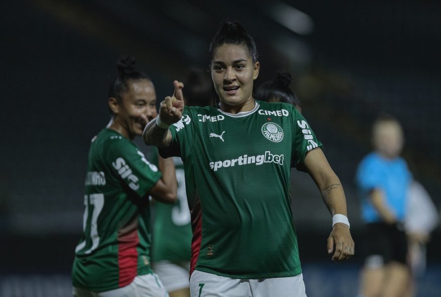 SP - BARUERI - 13/02/2026 - BRASILEIRO FEMININO 2026, PALMEIRAS X AMERICA-MG -  Brena jogadora do Palmeiras comemora seu gol durante partida contra o America-MG no estadio Arena Barueri pelo campeonato Brasileiro Feminino 2026. Foto: Marco Miatelo/AGIF