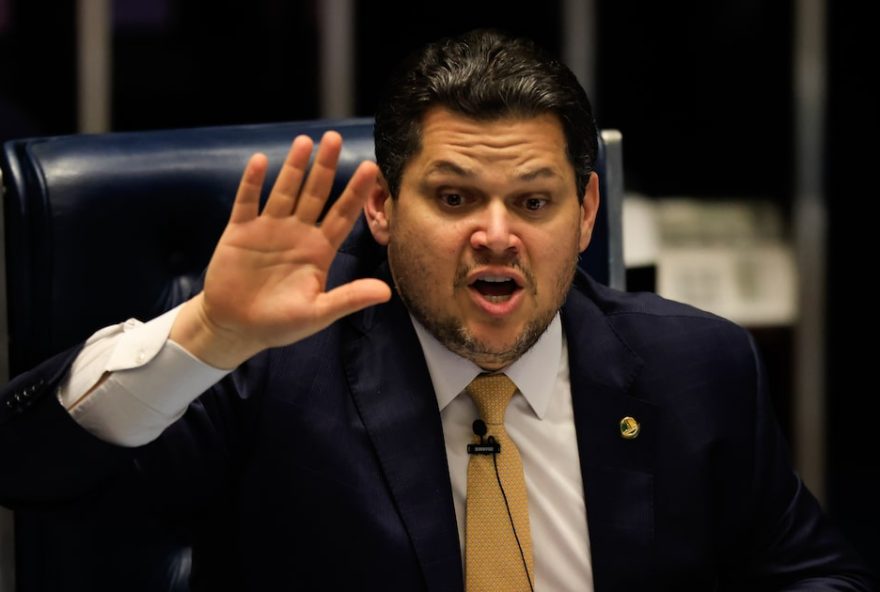 as-tensoes-entre-alcolumbre-e-flavio-bolsonaro-dificultam-avanco-da-anistia-no-senado