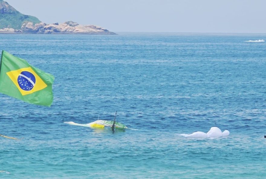 asa-delta-com-2-pessoas-cai-no-mar-em-sao-conrado3A-resgate-em-andamento asa-delta-com-2-pessoas-cai-no-mar-em-sao-conrado3A-resgate-em-andamento