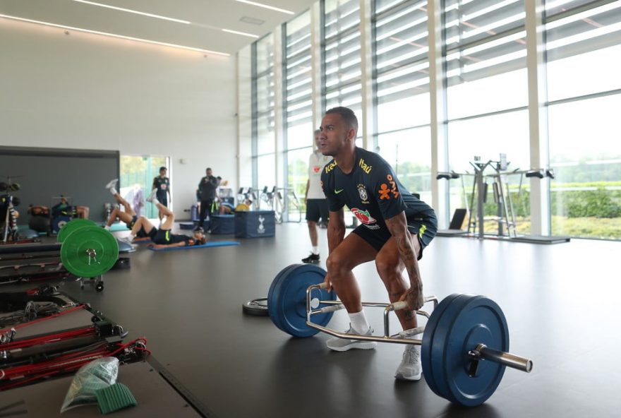 Danilo em treino físico na academia do CT do Tottenham (Foto: Lucas Figueiredo/CBF)