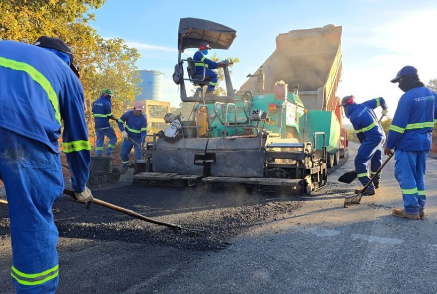 asfaltamento-do-acesso-a-pedra-preta-dos-montes-beneficia-moradores-e-escoamento-bairros-bem-asfaltados3A-um-novo-rosto-para-a-cidade