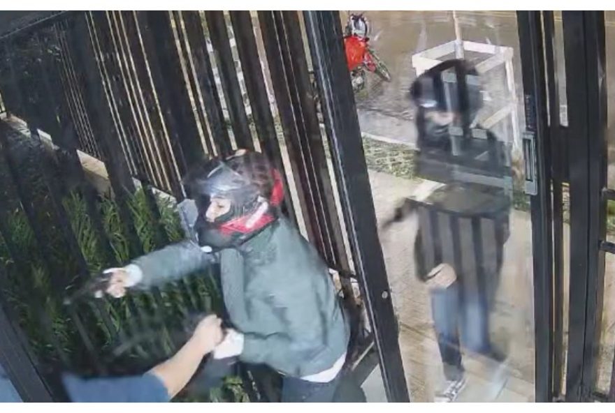 assaltantes-com-arma-falsa-tentam-roubar-casal-em-condominio-na-saude2C-sp3A-video-mostra-acao-criminosa-na-zona-sul-da-capital