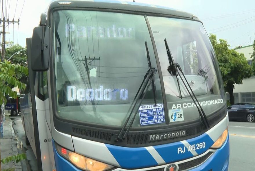 assalto-a-onibus-na-avenida-brasil3A-passageiro-agredido-e-mulher-passa-mal