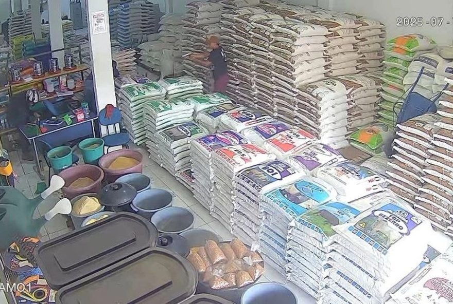 assalto-em-loja-de-pedreiras3A-criminosos-armados-roubam-r245-mil-em-dinheiro.-populacao-pede-mais-seguranca