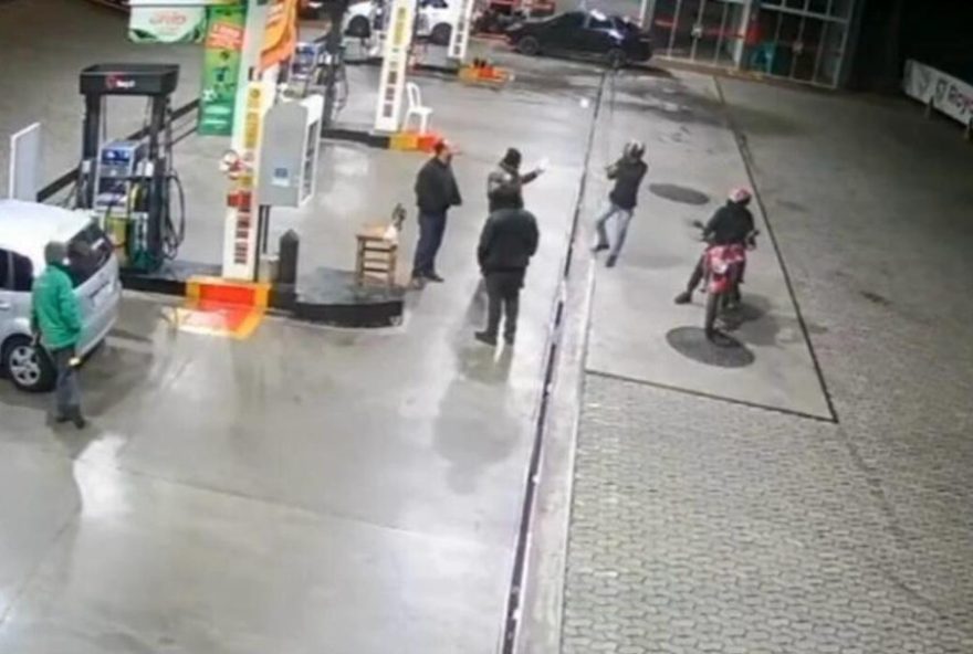 assaltos-a-postos-em-juiz-de-fora3A-moto-usada-era-de-vitima3B-um-criminoso-preso3B-video-revela-acao-dos-bandidos.-acompanhe