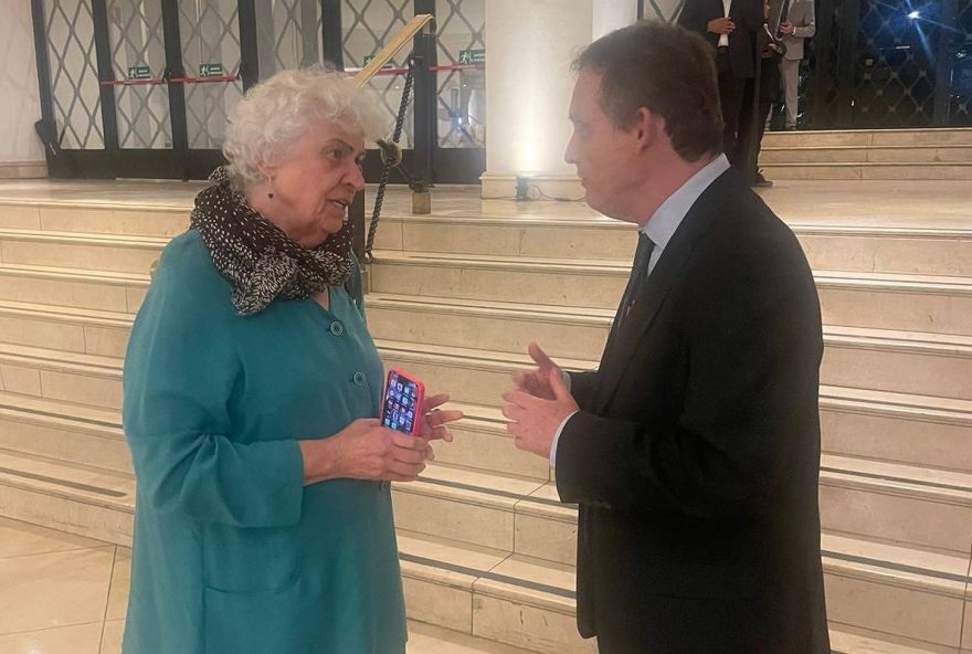 assessora-de-lula-deixa-evento-durante-fala-de-caiado assessora-de-lula-deixa-evento-durante-fala-de-caiado