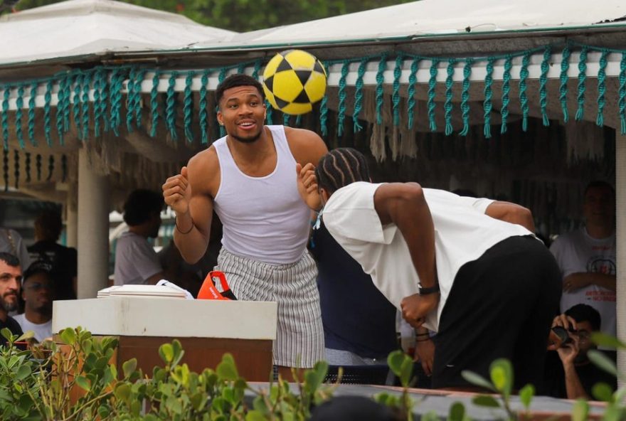 astro-da-nba-giannis-antetokounmpo-desfruta-do-rio-de-janeiro3A-feijoada2C-altinha-e-volei